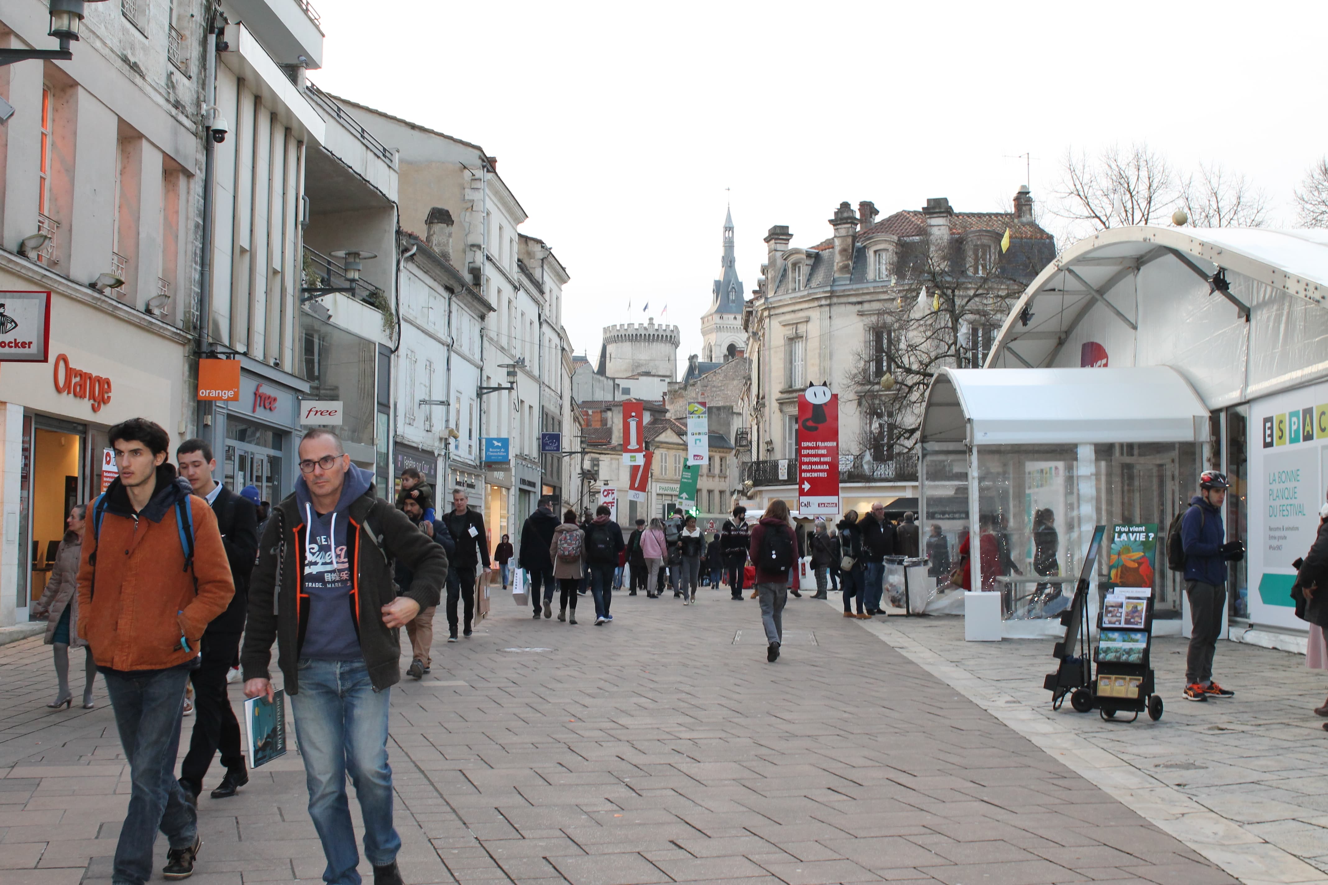 Photo du centre de la ville d'Angoulême en plein festival de BD